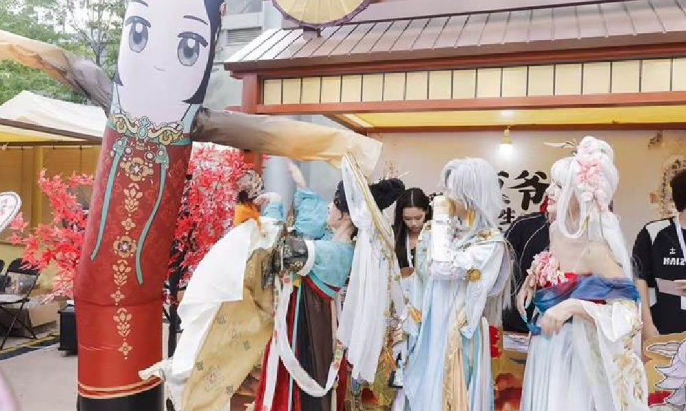 决战平安京现世之约·町中市集火热开启 现场人山人海