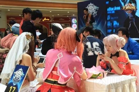 王者荣耀城市赛武汉站高颜值美女COS来参战