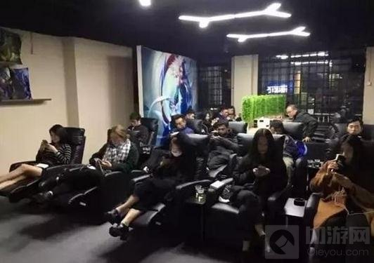 全国第一家手游网吧曝光 玩王者荣耀爽翻天