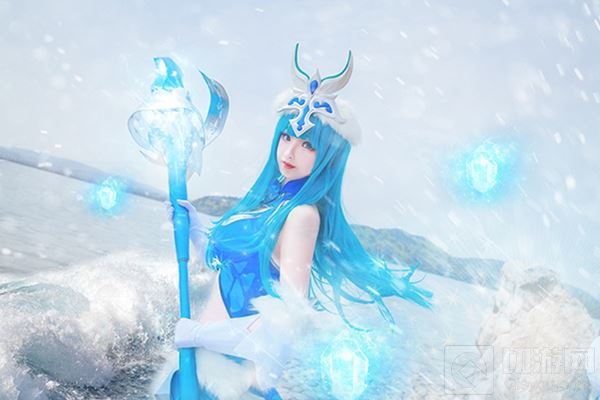 傲骨寻梅 王者荣耀冰雪女王王昭君绝美cos照 