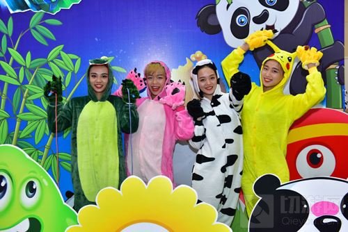 球球大作战城市挑战赛成都站 奥克斯广场有人聚众玩球